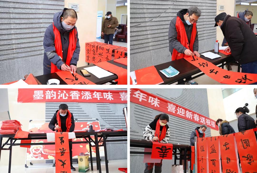 【翰墨迎春】宿遷市書(shū)法家協(xié)會(huì)書(shū)法家走進(jìn)市鐘吾醫(yī)院寫(xiě)春聯(lián)、送祝福(圖2)
